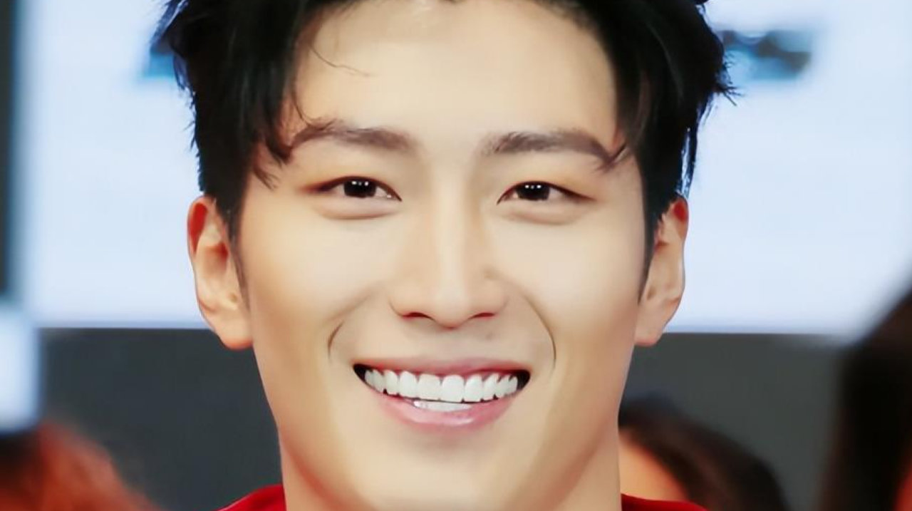 何超莲一个举动透露窦骁家庭地位，尴尬的不只是向太