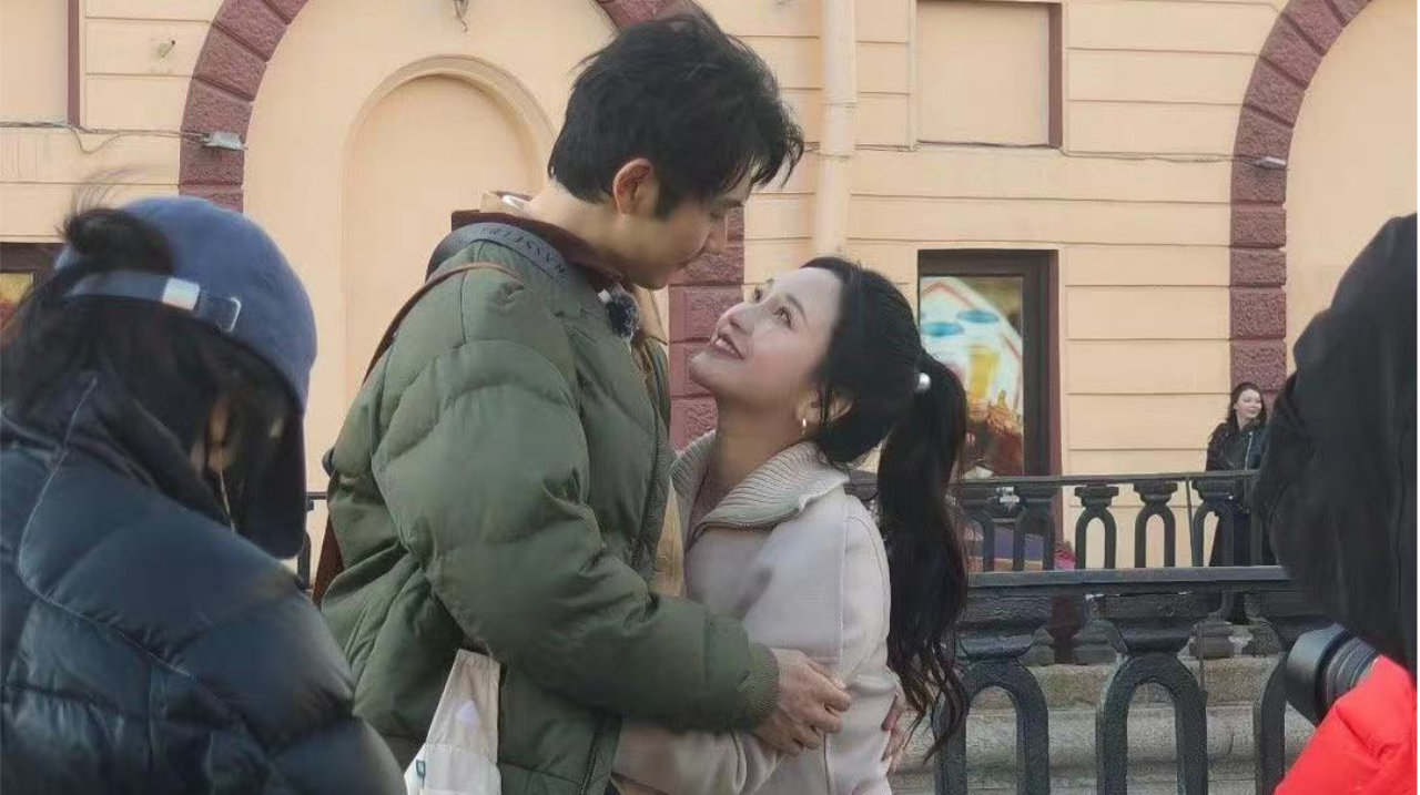 金莎晒男友合照庆生，国外录制《妻旅8》狂撒糖，类似节目录两次