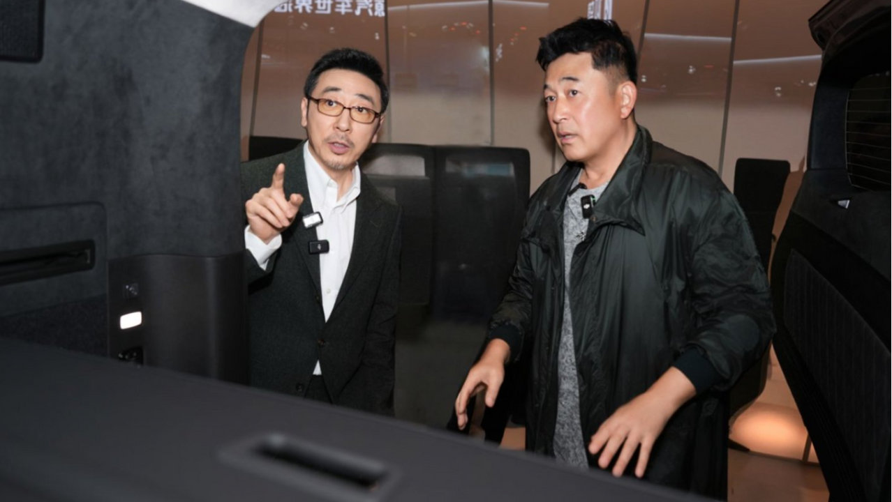 比亚迪车展“名场面”，王志飞和宁理打卡仰望展台，两大狠人同框