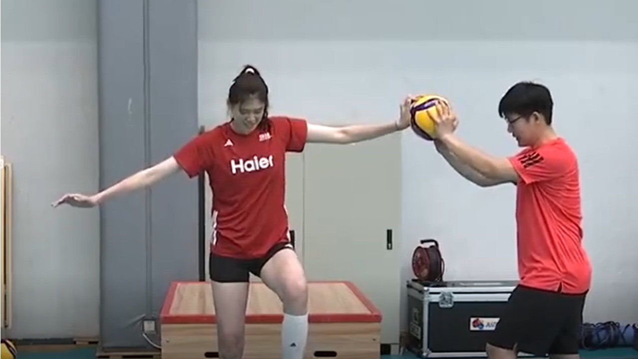中国女排五大主力归队曝光！李盈莹康复训练，只待朱婷回归？