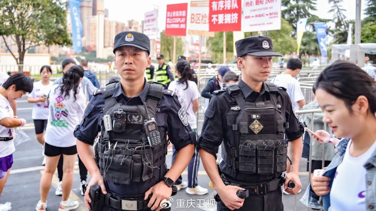 10公里精英赛开跑!南滨路的“安保配速”来自南岸公安 10公里精英赛开跑!南滨路的“安保配速”来自南岸公安