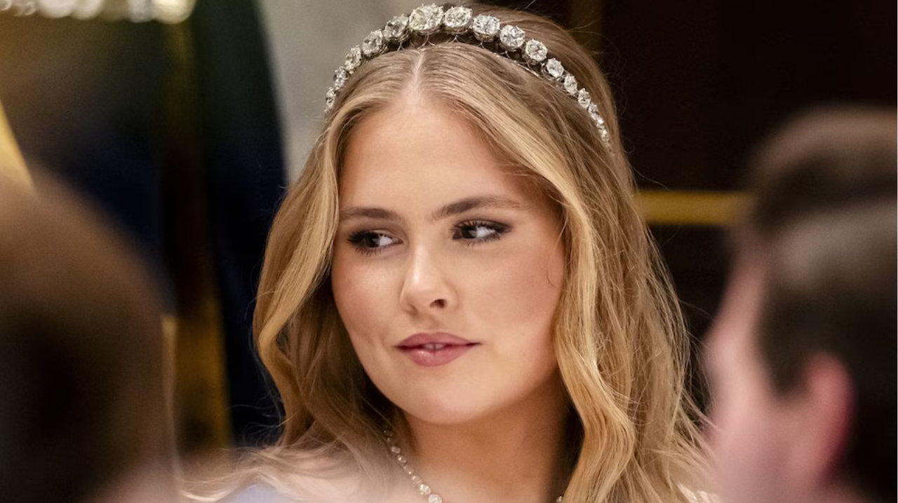 22岁荷兰公主惊艳国宴，30克拉黄钻很惹眼，比王后母亲更显雍容