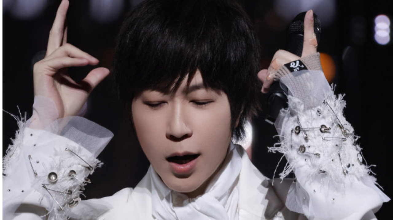 周杰伦点赞“阿信第一个集全F3的吻”引爆回忆杀！