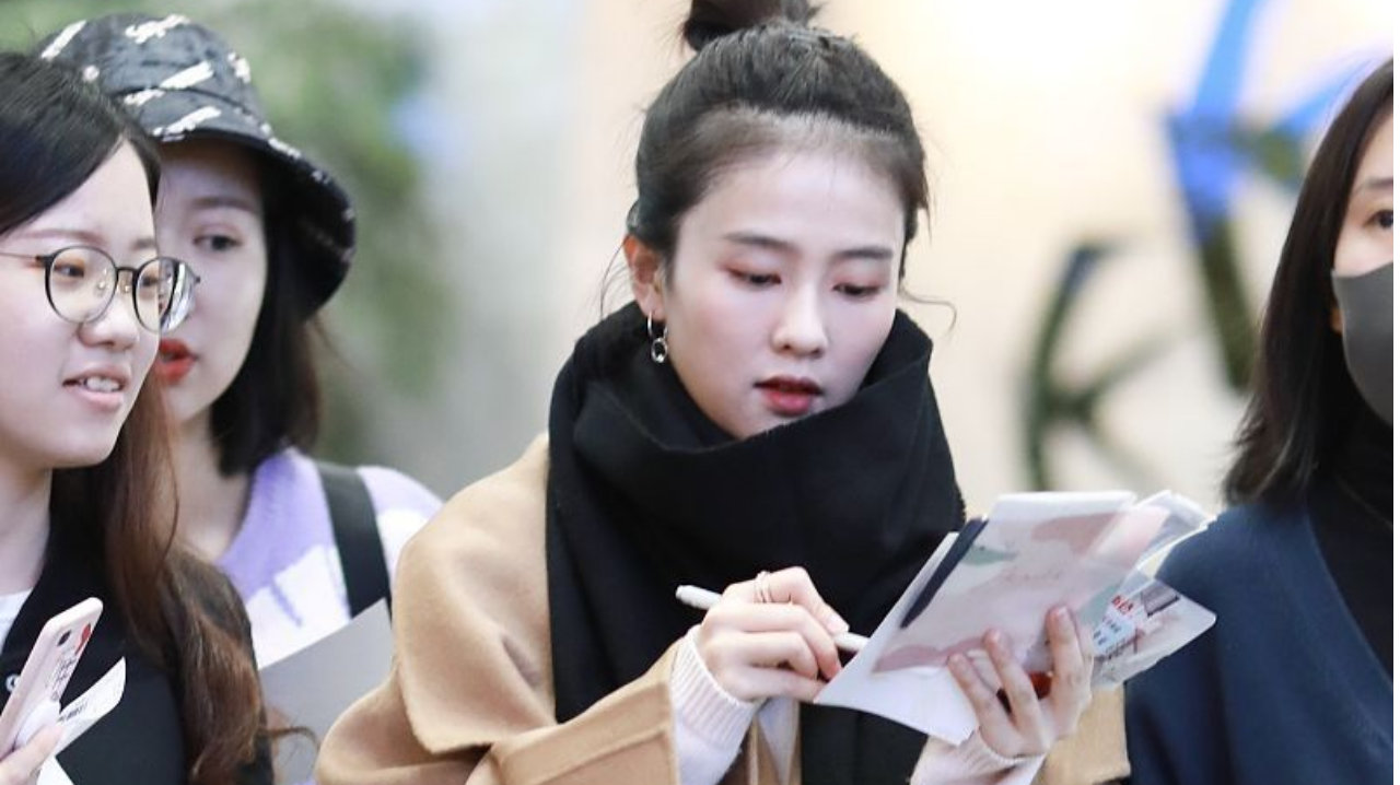 白鹿黑长直惊艳春晚彩排！女星羽绒服穿搭暗藏玄机