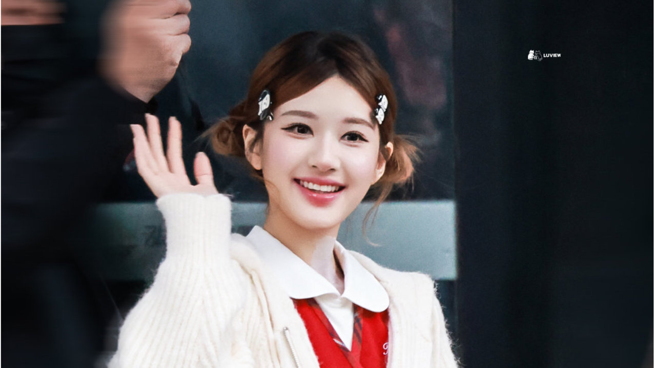 赵露思上班路透曝光，梳着双丸子头歪头和粉丝热情打招呼