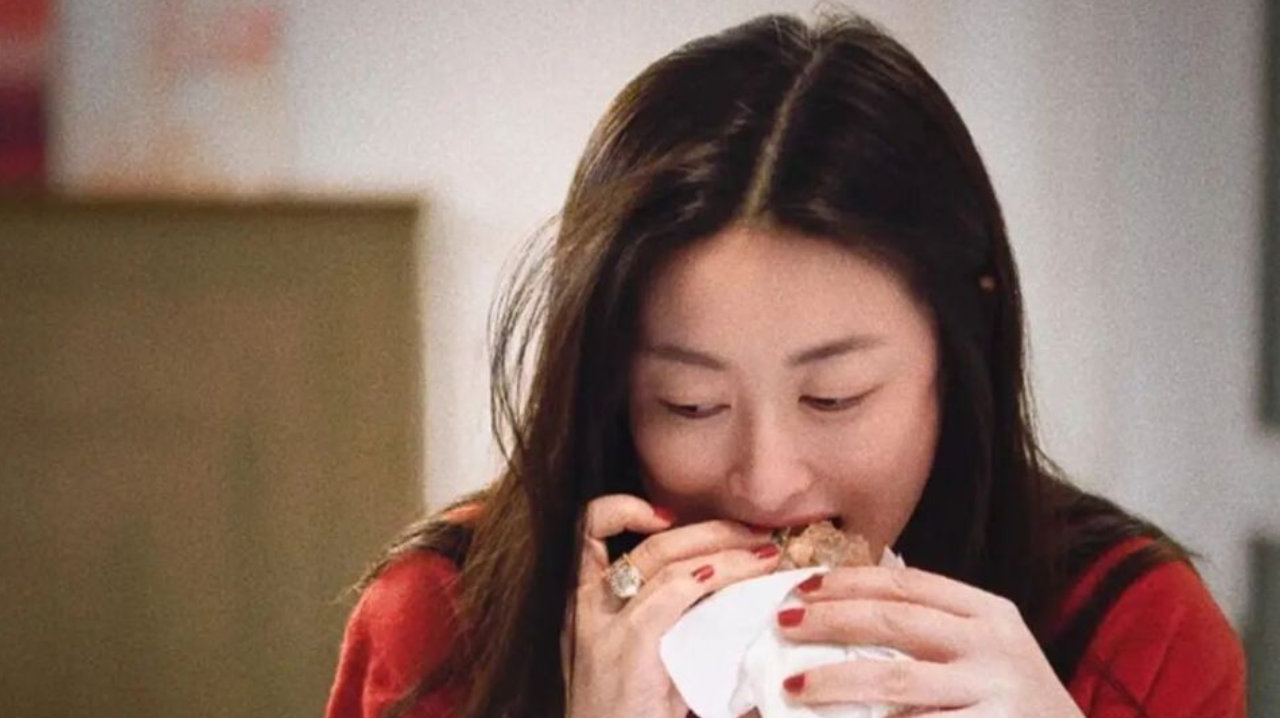 41岁朱珠回天津婆家过年，带女儿给100岁奶奶拜年，老公罕见出镜