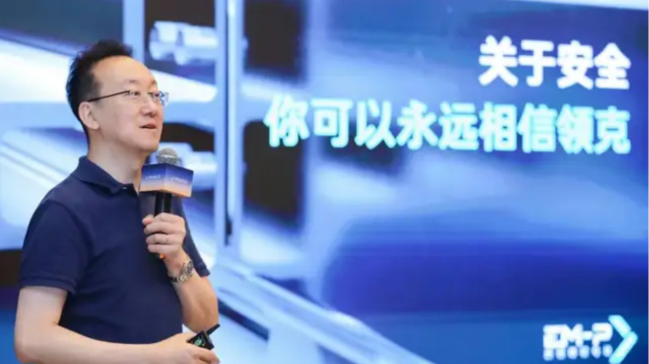 领克汽车高速事故引关注，穆军林杰该不该担责？