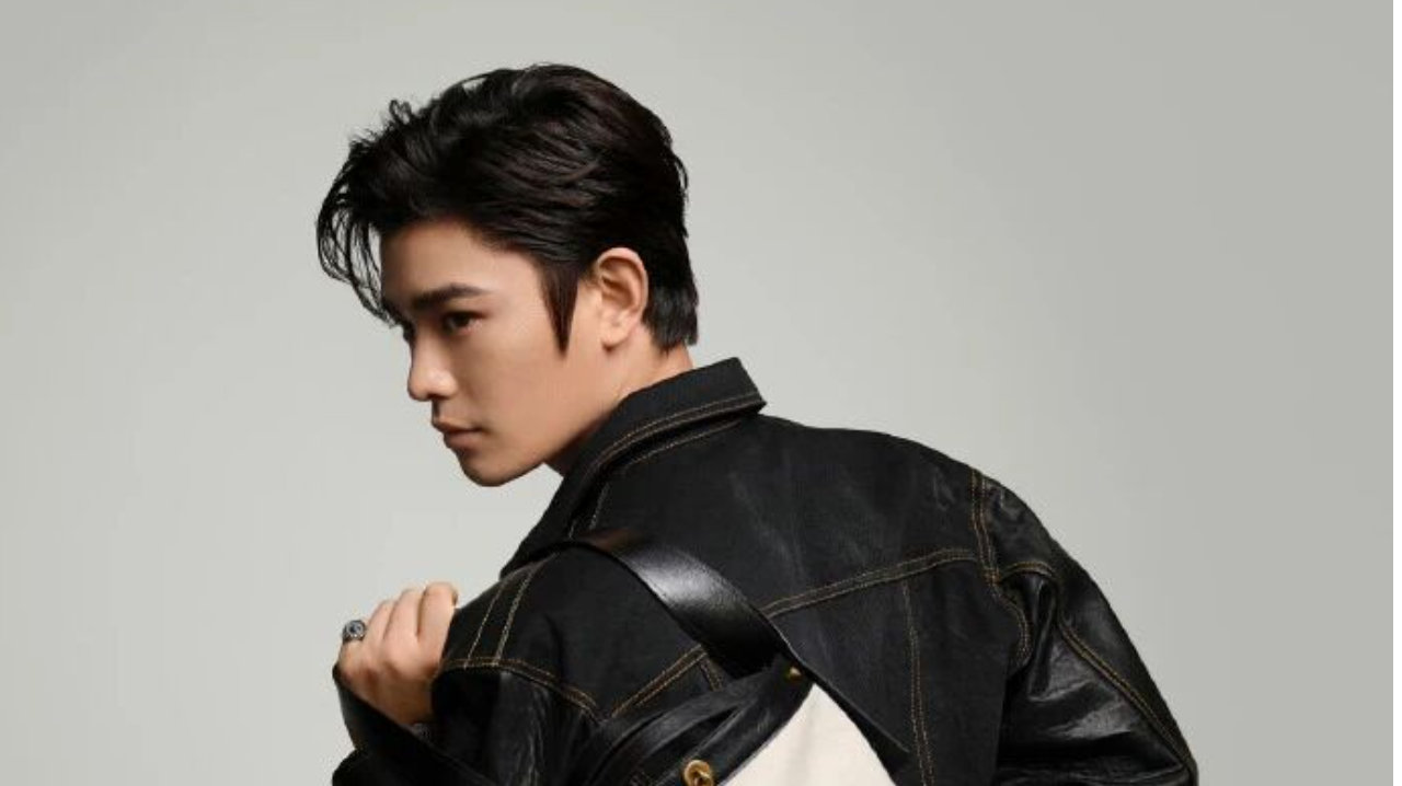 丁禹兮 ×VERSACE：黑衫凝锋芒，摩登自风华