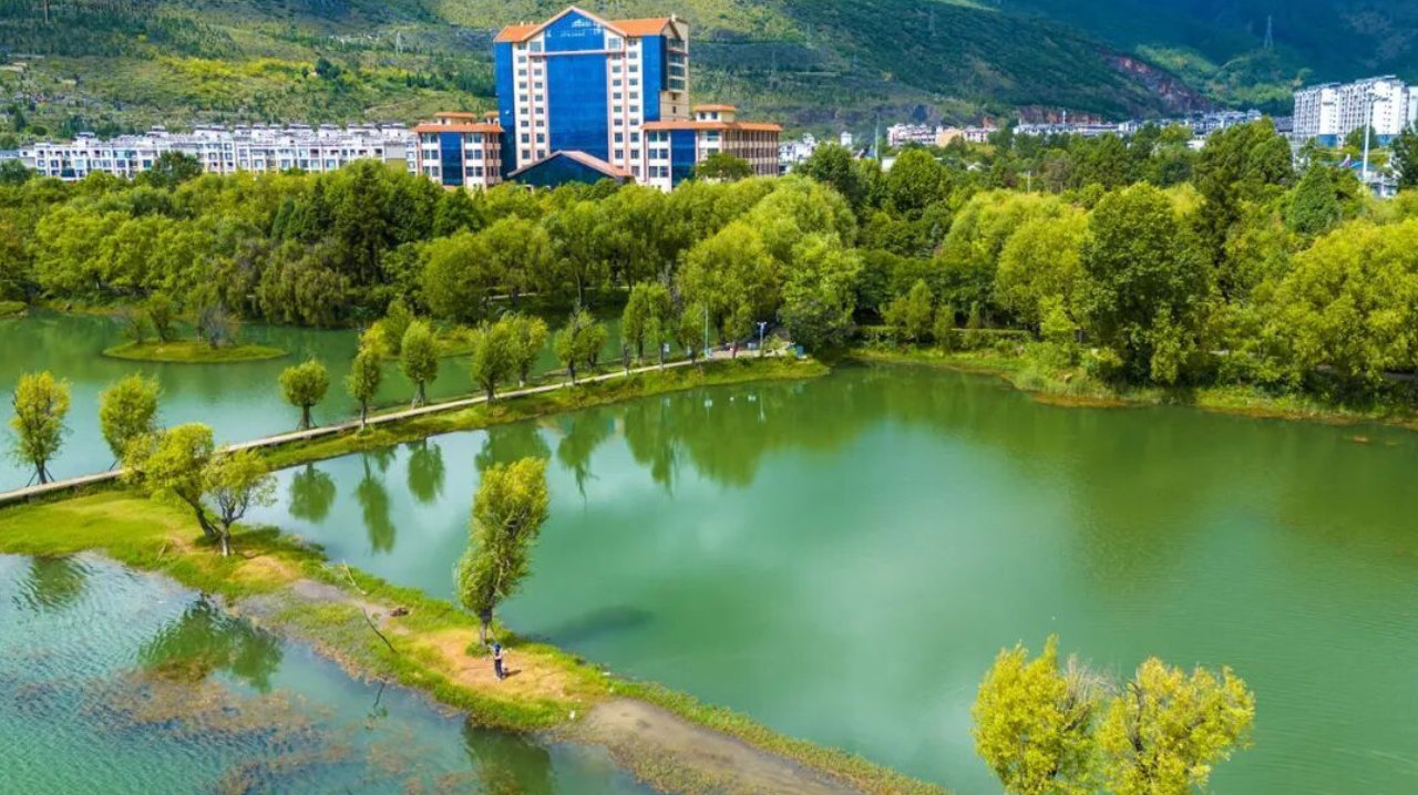 有水无电，黄龙潭边的这幢烂尾楼成了免费营地，有人已经住了半年