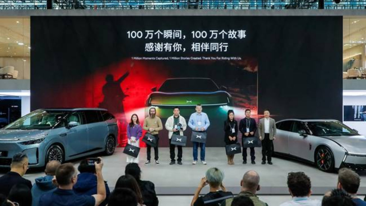 “一车双能”小鹏第100万台下线暨首批X9超级增程交付