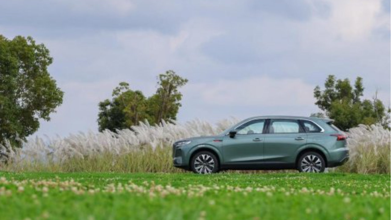 2327km零补能纪录加持！红旗HS6重塑国产大五座家用SUV标杆