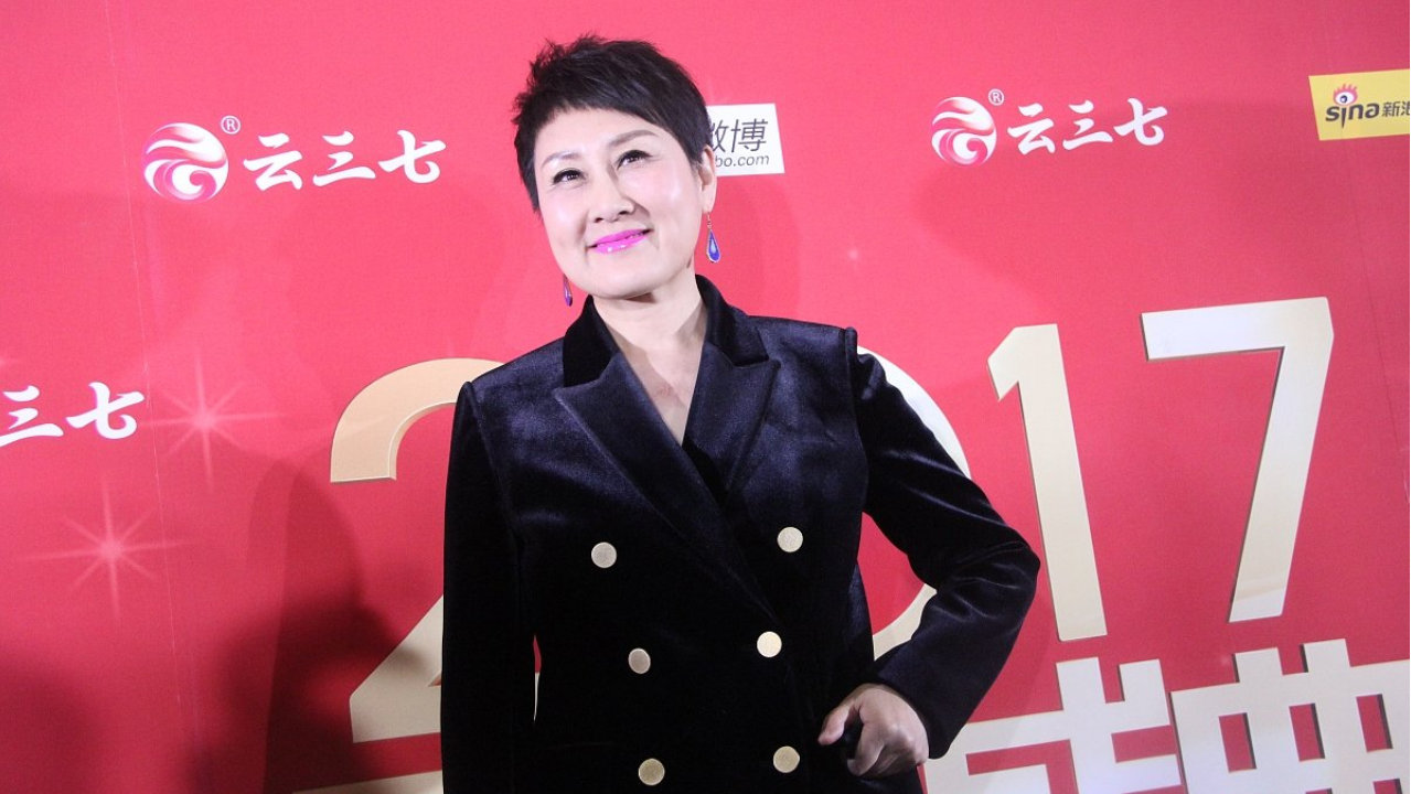 57岁张凯丽黑西装造型颠覆年龄认知