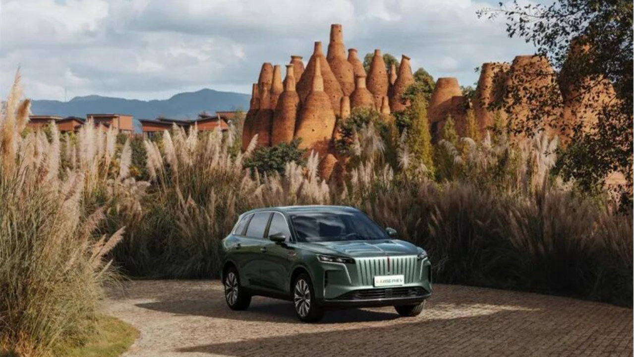 预算之内，体验之上：红旗HS6 PHEV开启家庭出行的越级可能