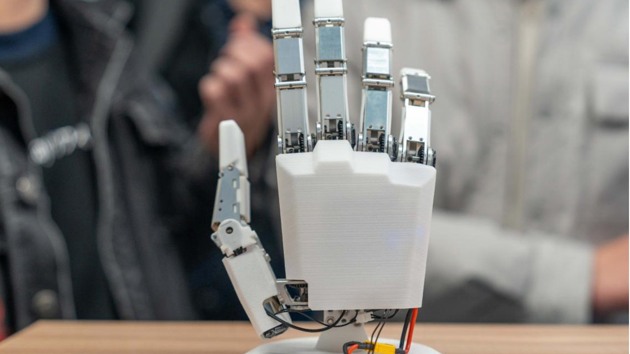 【年度AI观察】2025，人形机器人先抢“定位”