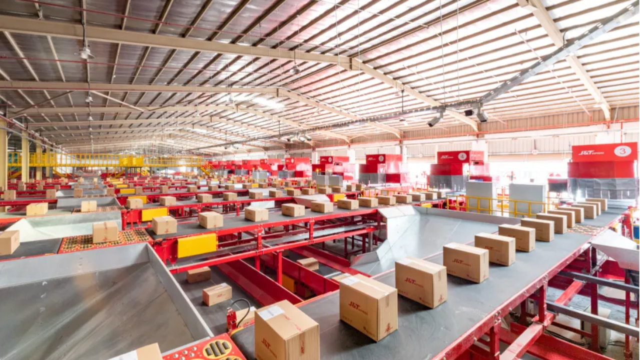 坐着骆驼送快递，中东“淘金客”背后，涌动着中国物流的野心