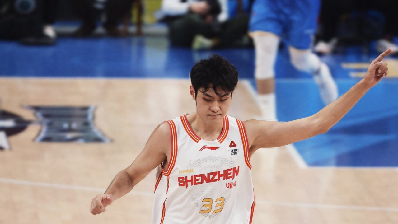 三分绝杀！中国男篮又一21岁前锋崛起：场均17+6，郭士强重用他？