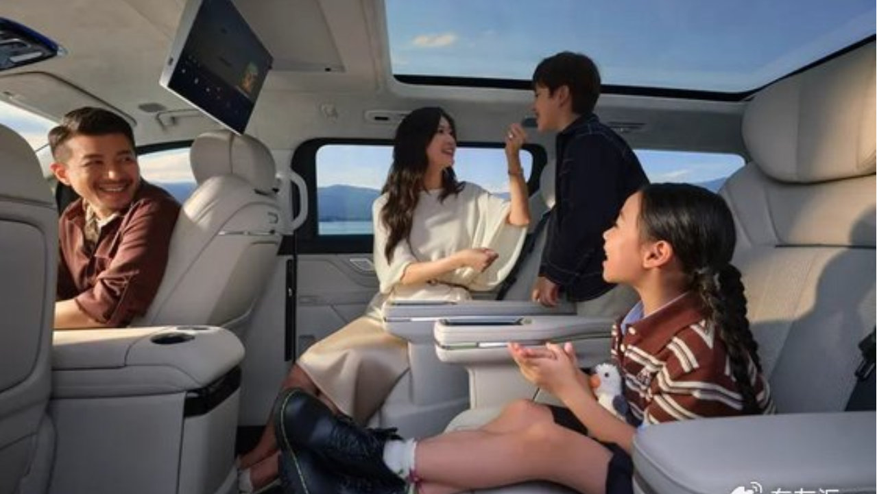 “AI全场景家庭旗舰MPV”吉利银河V900 上市