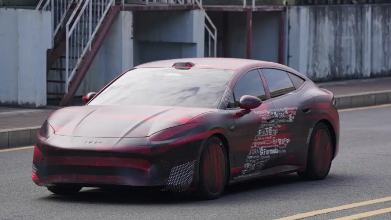 尾灯看起来很臃肿，疑似方程豹新款轿车谍照露出