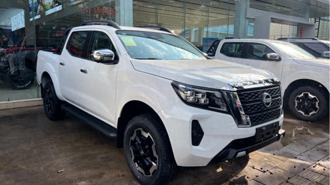 新款日产纳瓦拉实车到店，换装新前脸，外观很硬朗，汽油柴油都有