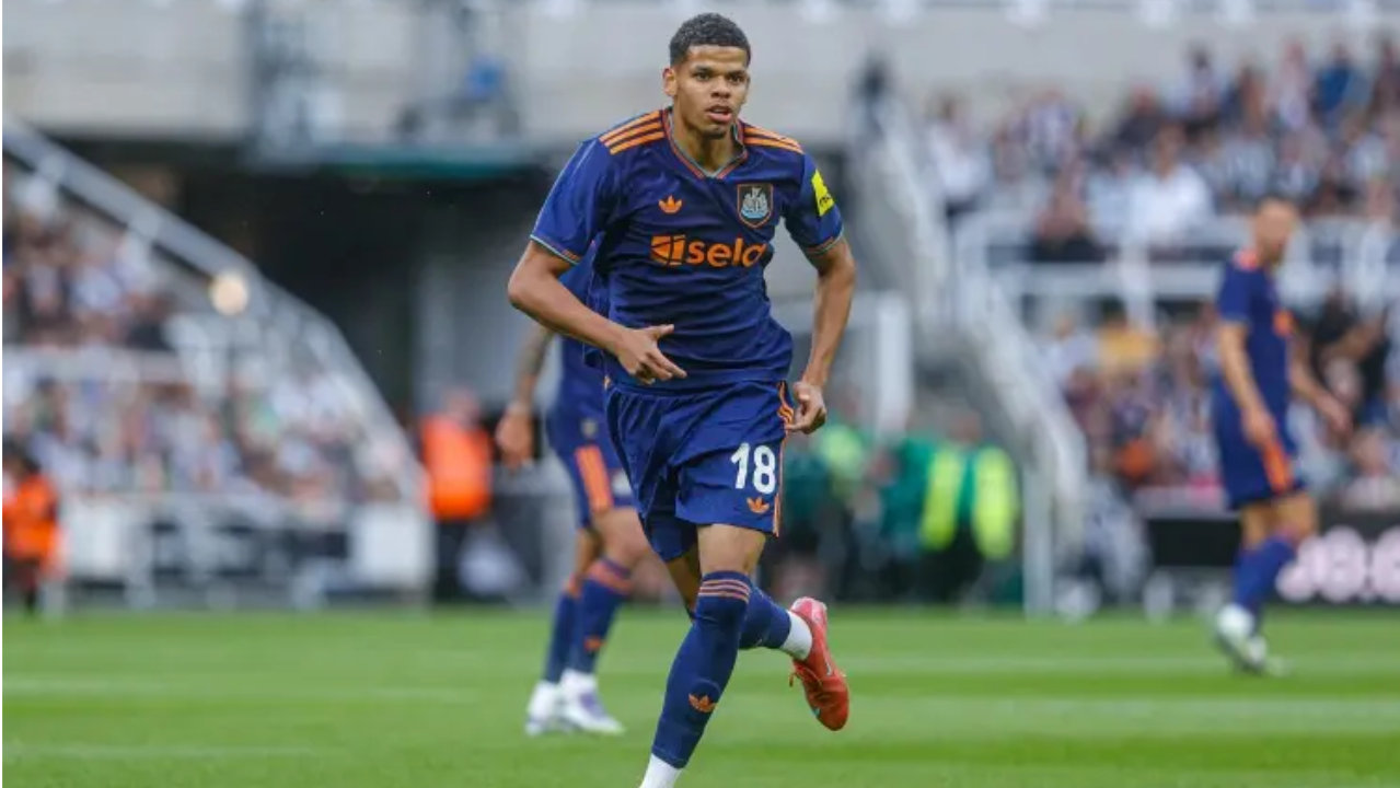 多打1人反遭10人纽卡绝杀！曼联陷95年魔咒，卡帅神话一夜崩塌？