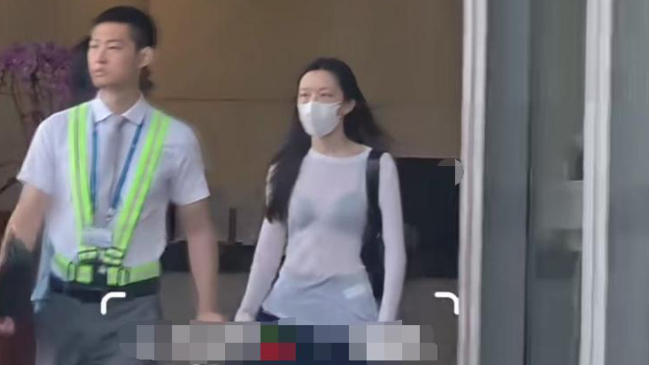 王菲携女儿李嫣现身北京机场！20岁李嫣穿透视装，身高已超妈妈