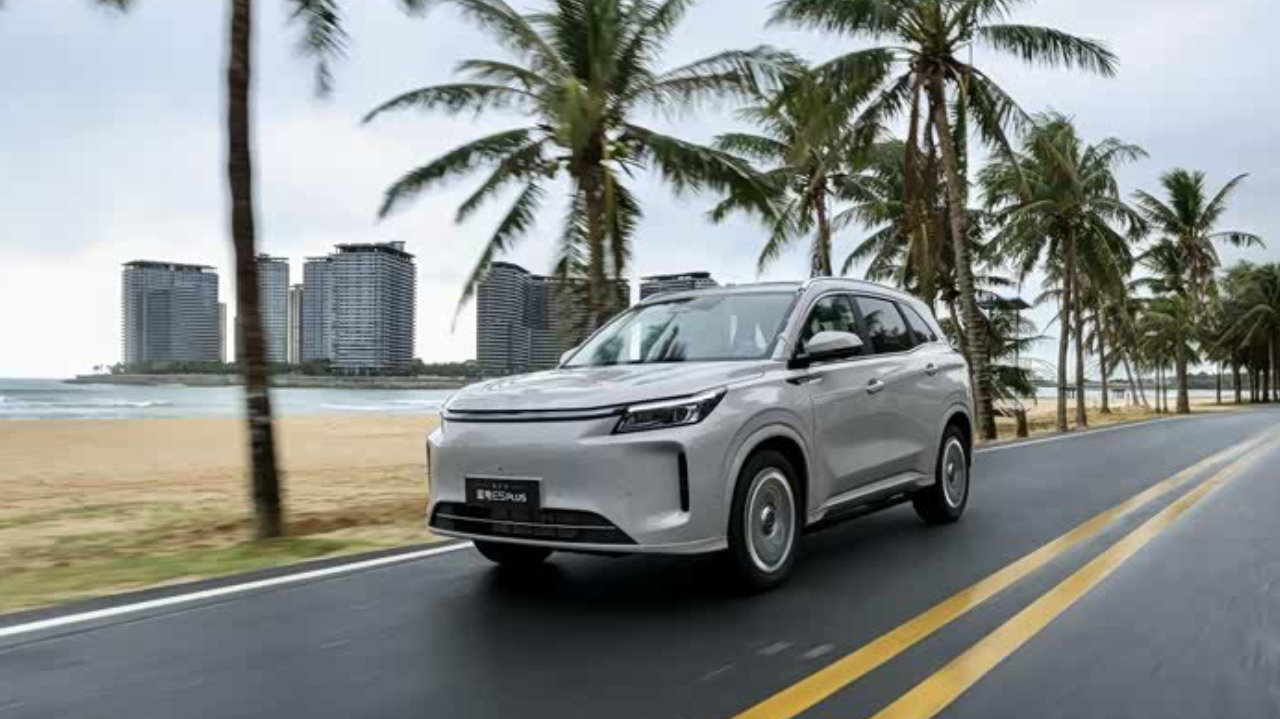 电混全时四驱/230km纯电续航，第三代蓝电E5 PLUS上市11.98万元