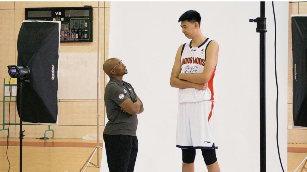 首秀轰6分13板2帽！中国男篮21岁2米26中锋蜕变：离开宏远获重用