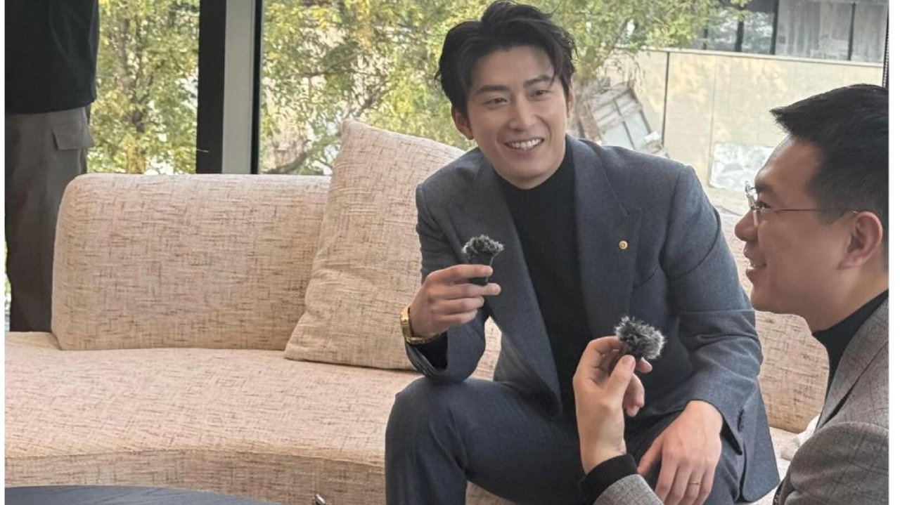 窦骁西安参加活动！西装革履手戴婚戒，与何超莲离婚传闻不攻自破