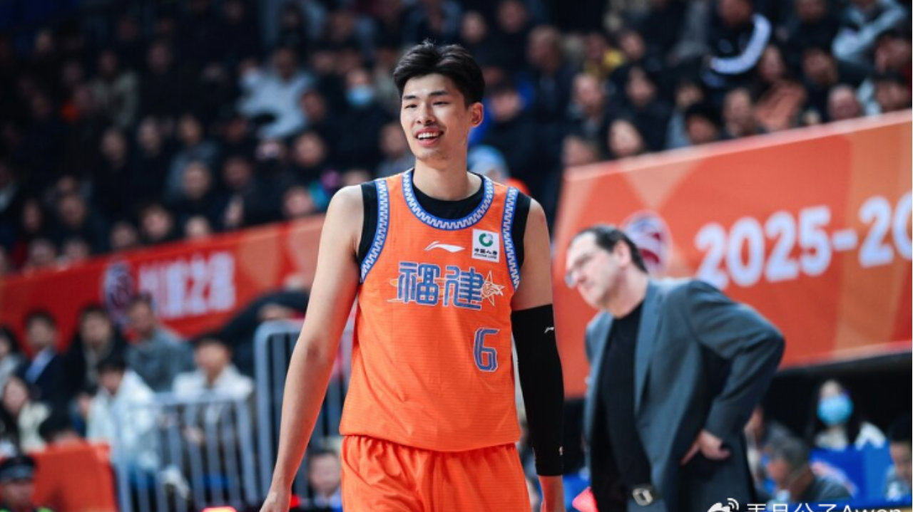 召进国家队！三分9中5砍21+5+3断，球迷：这不比张镇麟强？