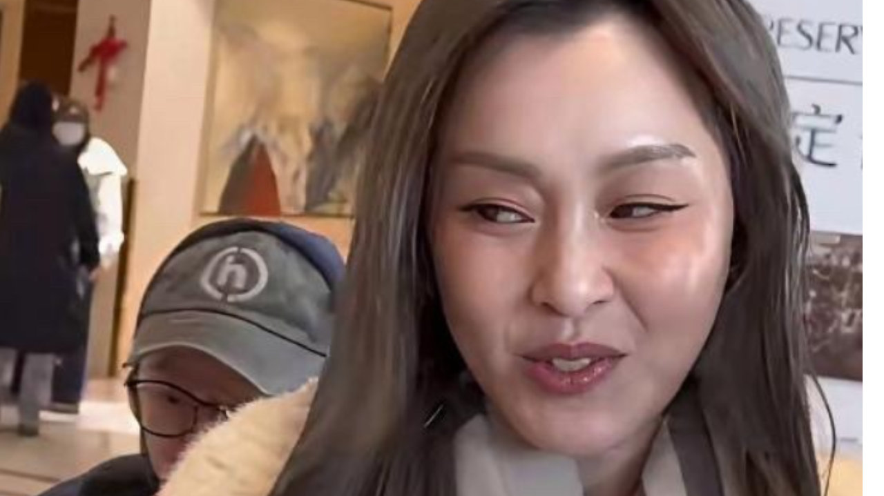 眼神躲闪心虚？深陷丈夫丑闻拖累，昔日女神终究是扛不住了？