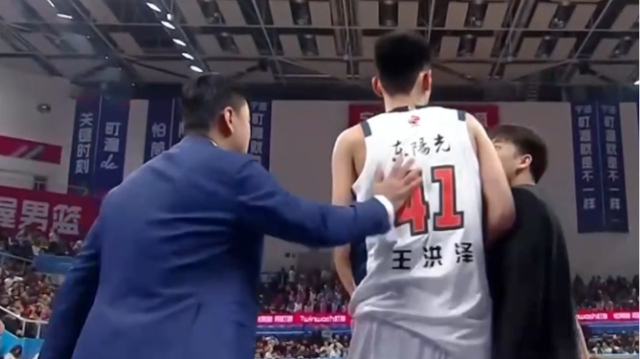 首败宁波朱芳雨抓耳挠腮！大V道出广东症结喷杜锋 徐杰脚踝伤势不严重