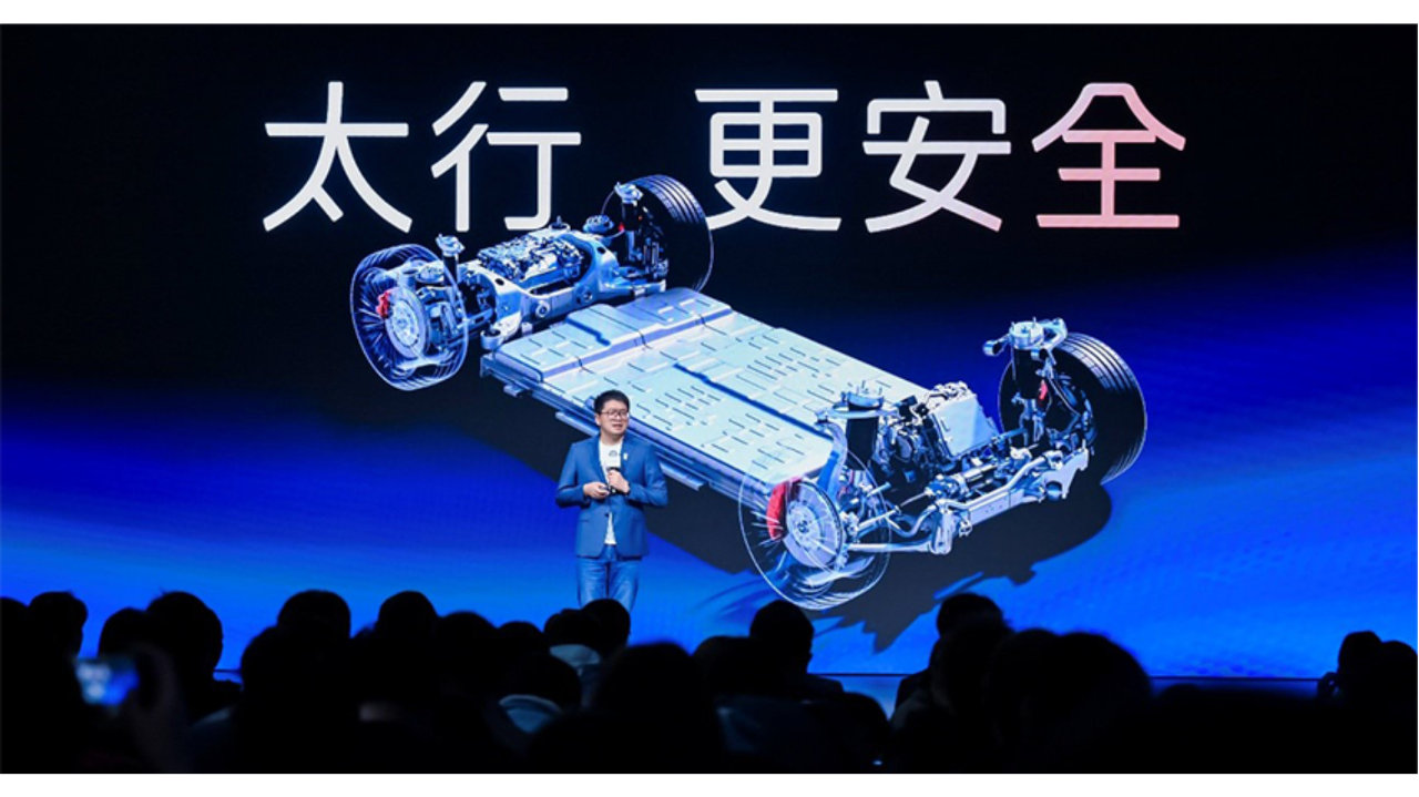 新阿维塔12预售29.99万起！标配华为896线激光雷达，首发智能底盘