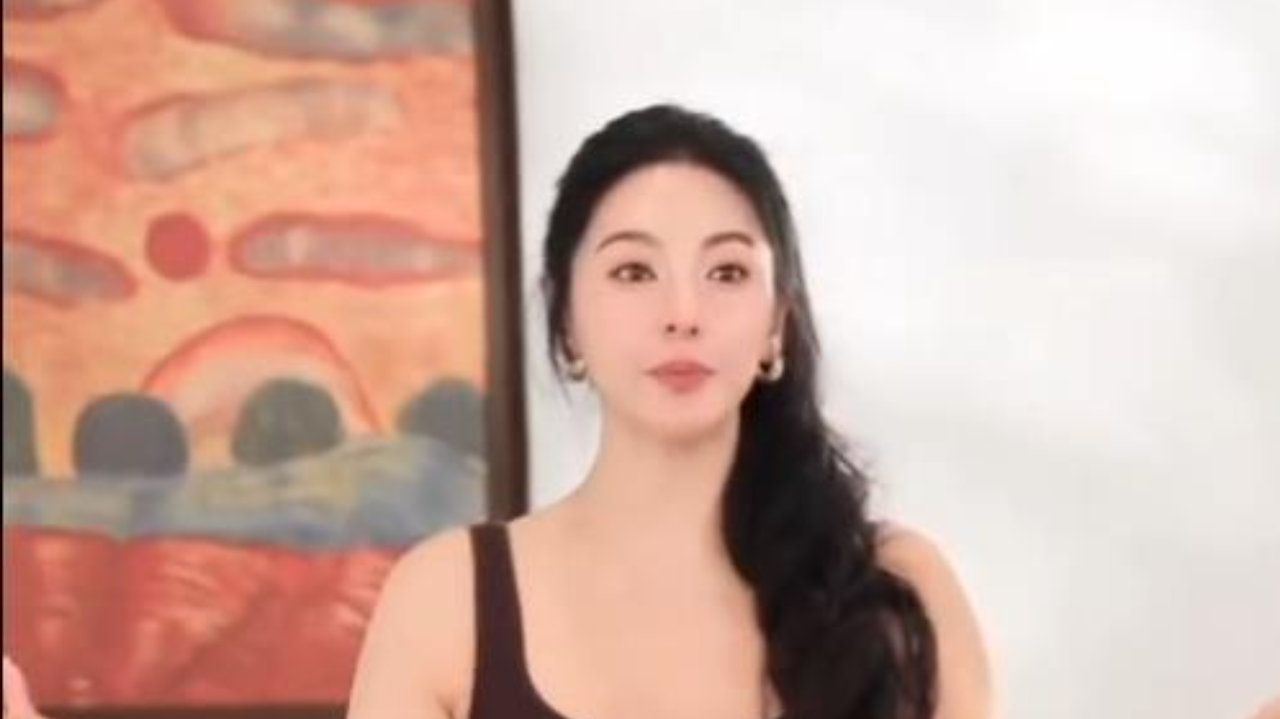 张雨绮被曝怀孕后首现身，穿塑身衣直播变相辟谣，身材优越无孕相