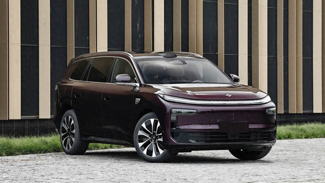 东风新款大6座SUV，车长5020mm，2+2+2布局，两种动力，年内上市