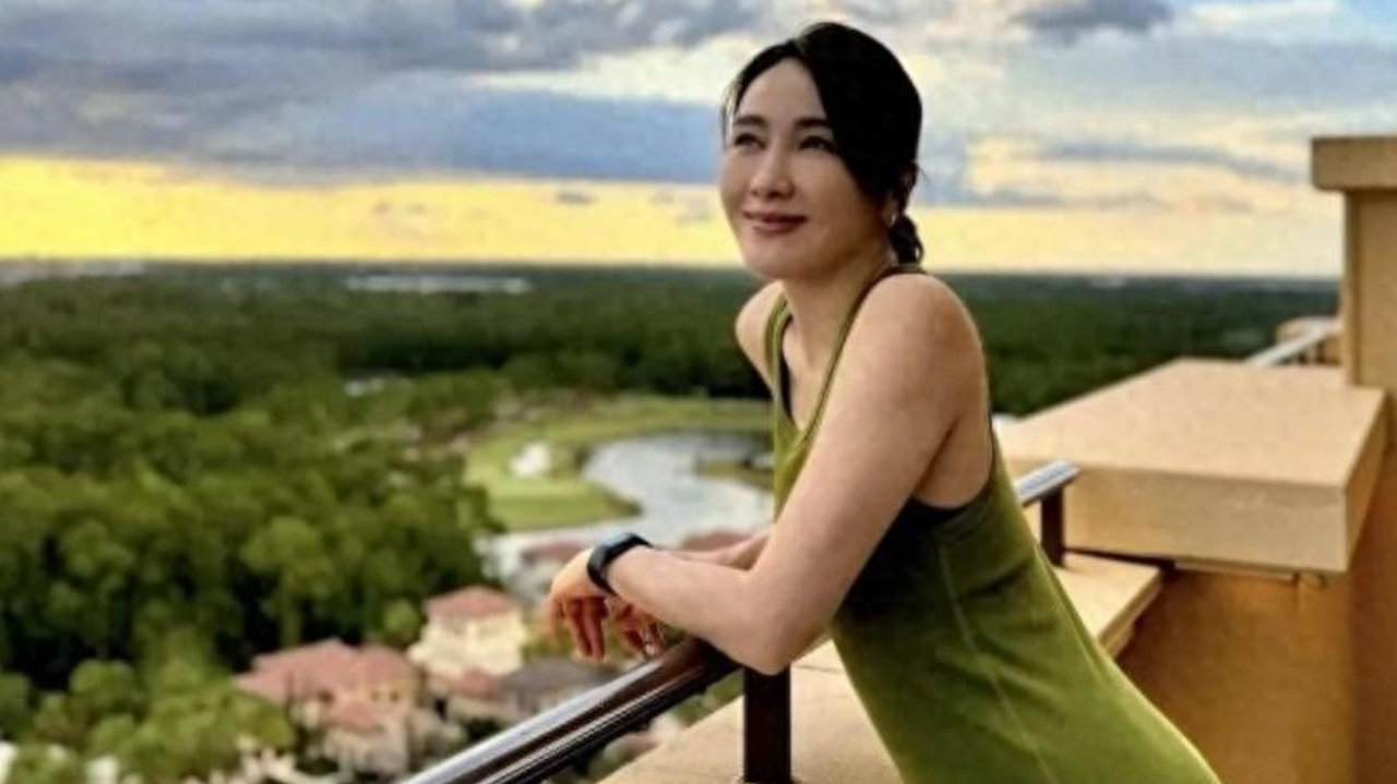 黎姿在豪宅里拍照，穿紧身裙都兜不住好身材，我感慨富商真会选人