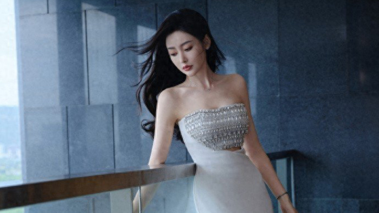 “张天爱”太丰满了，穿抹胸裙凹凸感藏不住，我感慨资本真会选人