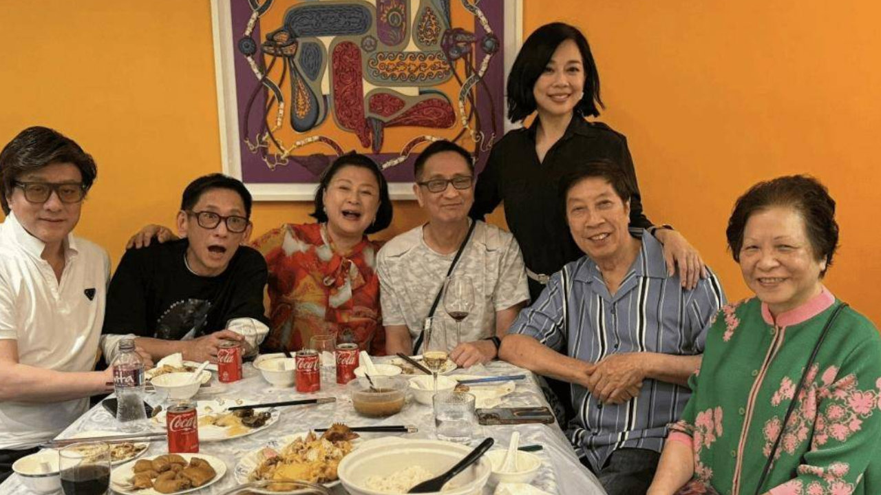 TVB一姐汪明荃与女星黄淑仪同框粉碎不和！阿姐曾多次道歉，搭肩合照