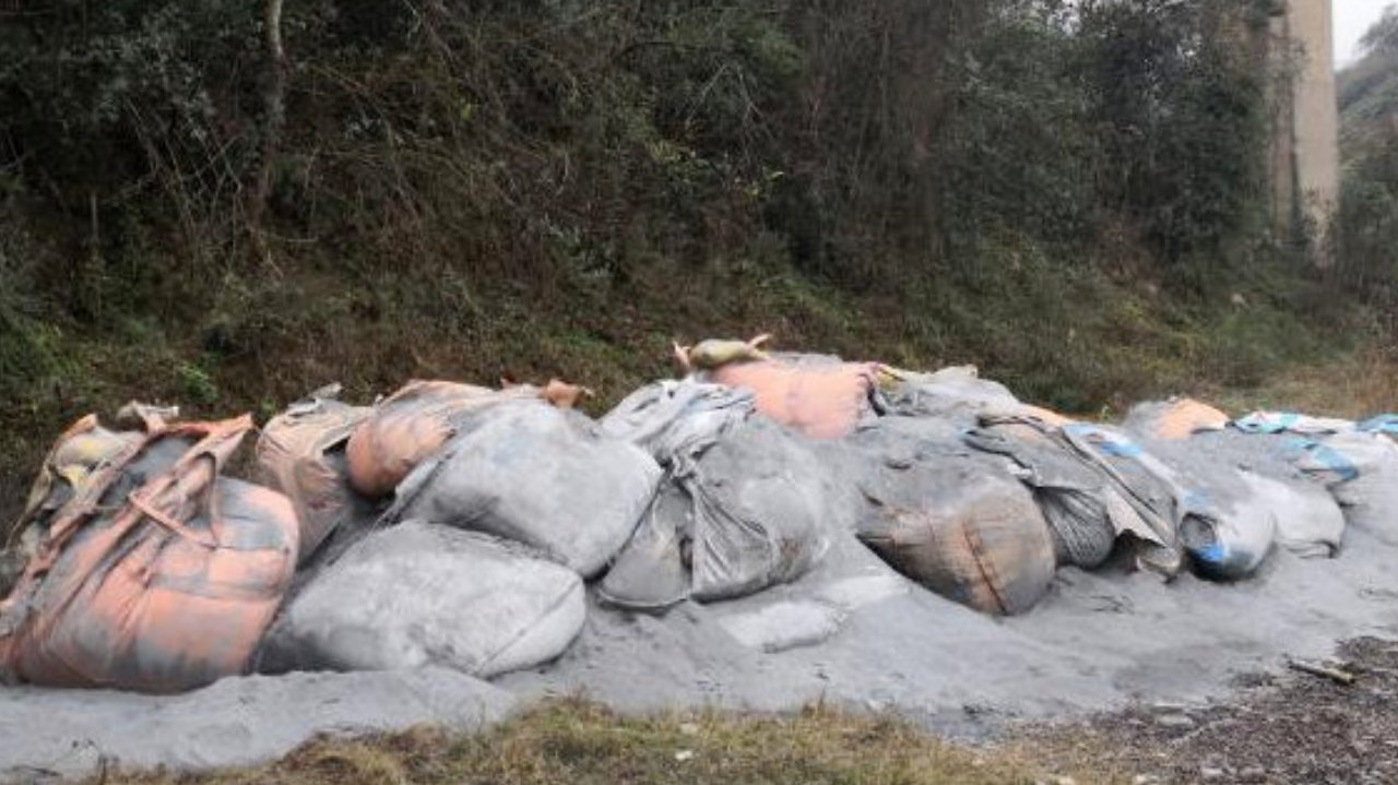 7400余吨危废铝灰藏身闲置牛棚，有毒气体长期威胁村民安全