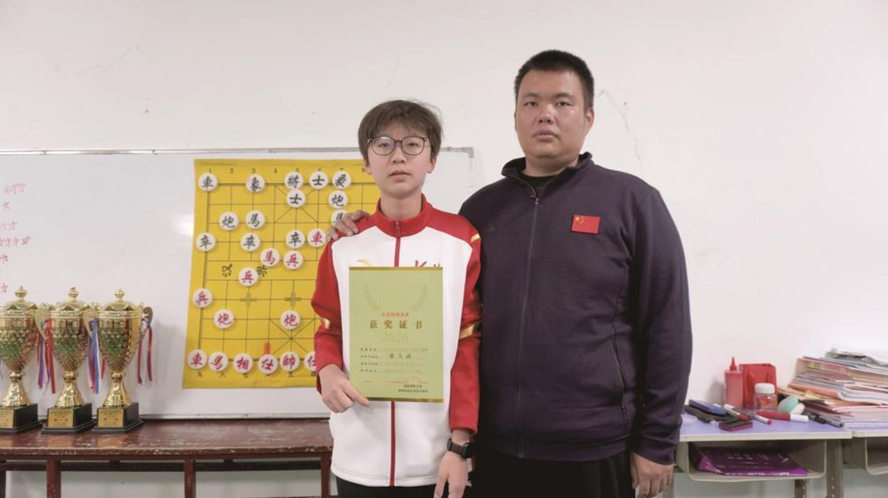 圣火旁,她与世界冠军并肩 棋盘上,她与自己暗自较量 圣火旁,她与世界冠军并肩 棋盘上,她与自己暗自较量