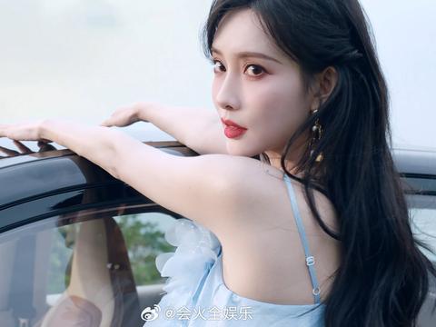 谁来懂一下孟子义和新车代的适配度，一袭长裙搭配紫色车身…