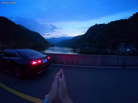 也许每个男孩的梦想是拥有一辆车和爱人