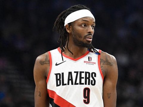 格兰特22分领衔开拓者半场压制雄鹿，波蒂斯高效20分难救主