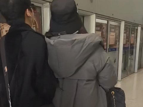 大张伟好会撒娇，与妻子坐飞机全程挽她手臂，刘迎体格比他大一圈