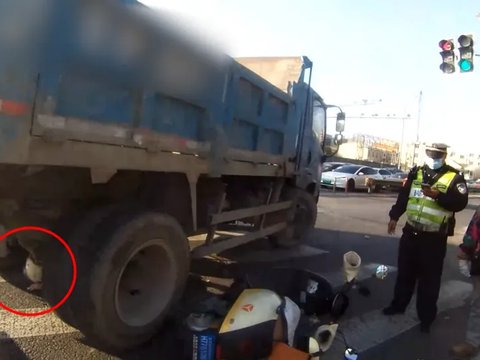 死里逃生！骑行女子被卡车碾过，一个习惯保命