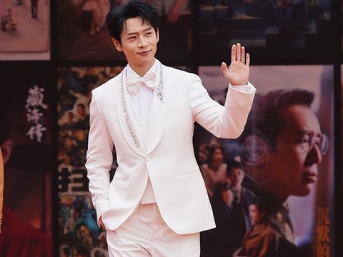 央视镜头，杨幂美得发光，于和伟堪称叔圈顶流，孙俪高开衩长裙惊艳全场