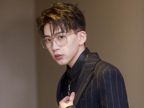 费启鸣身穿竖纹西装高级感十足，而超长羽绒服叠穿卫衣清新可爱