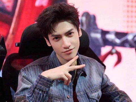 “罗云熙陈瑶恋情”登上热搜，罗云熙方发布声明否认恋情，陈瑶工作室未公开回应