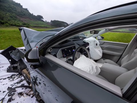 沃尔沃XC70热气球35米高空坠落测试，车身无损