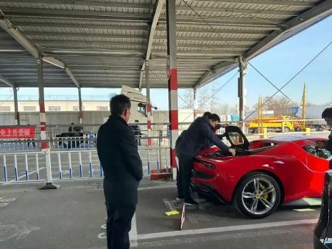 理想创始人李想买法拉利上牌引热议，开法拉利的李想是资深“汽车玩家” 正观新闻