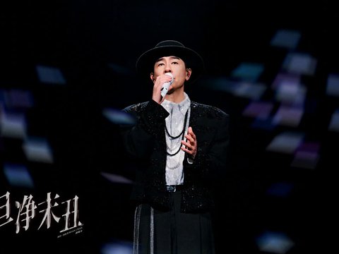 陈小春宽松西装被调侃似偷穿姚明衣服